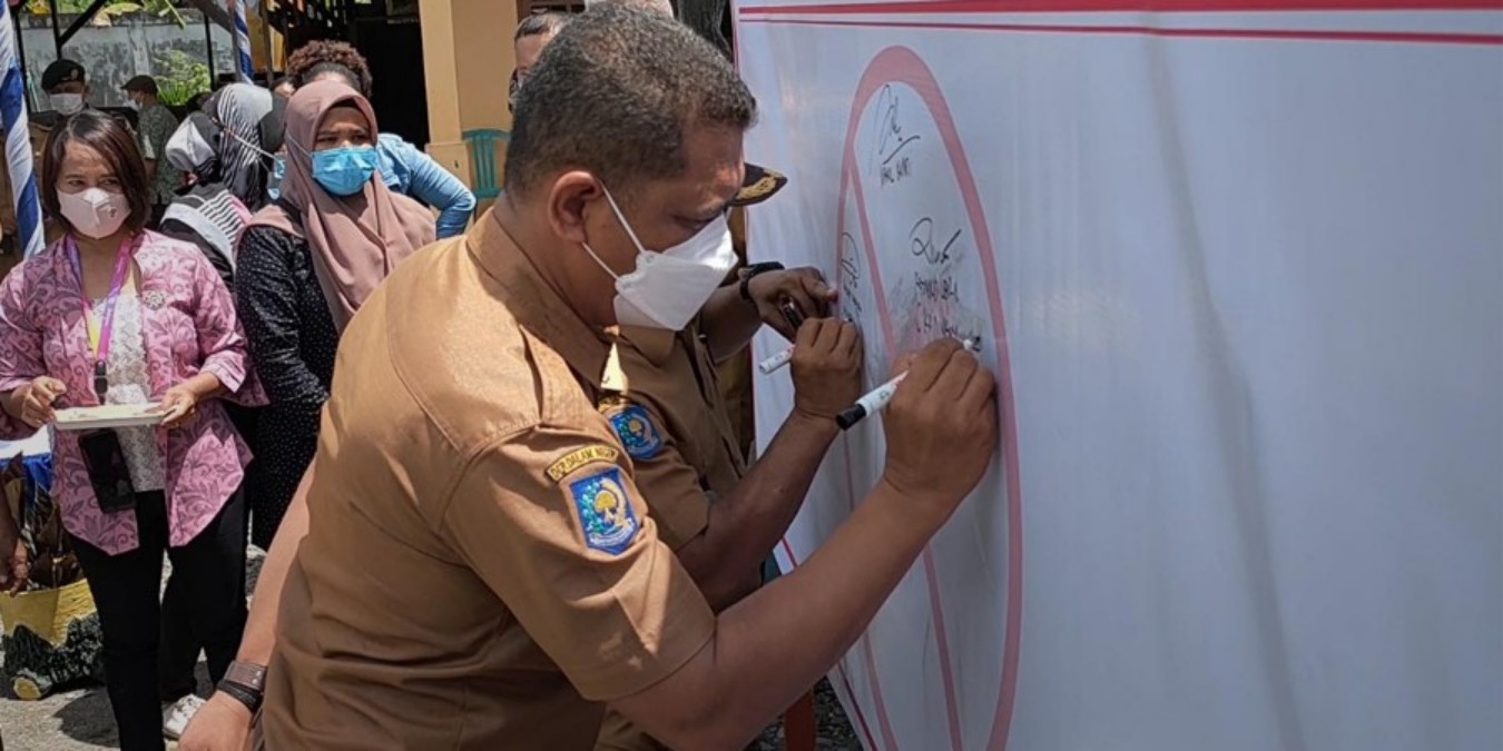 Kadinkes Mimika, Reynold Ubra menandatangani komitmen bebas malaria pada peringatan HMS di Distrik Wania, Senin (25/4/2022). Foto: Burhan/ Papua60detik